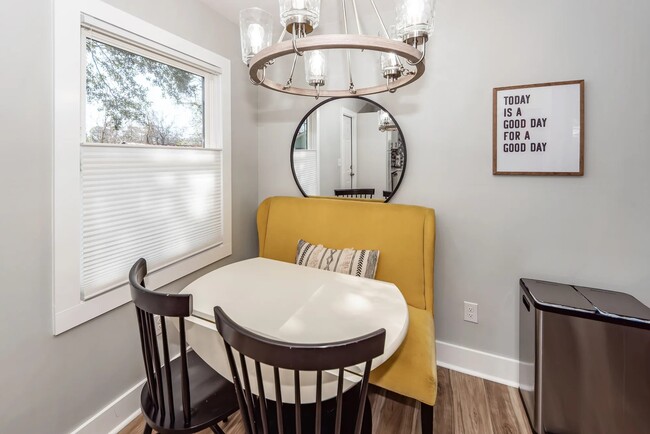 Building Photo - 1511 Larry St