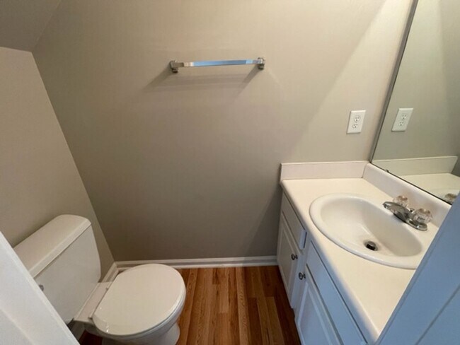 Building Photo - 804 Walnut Woods Dr