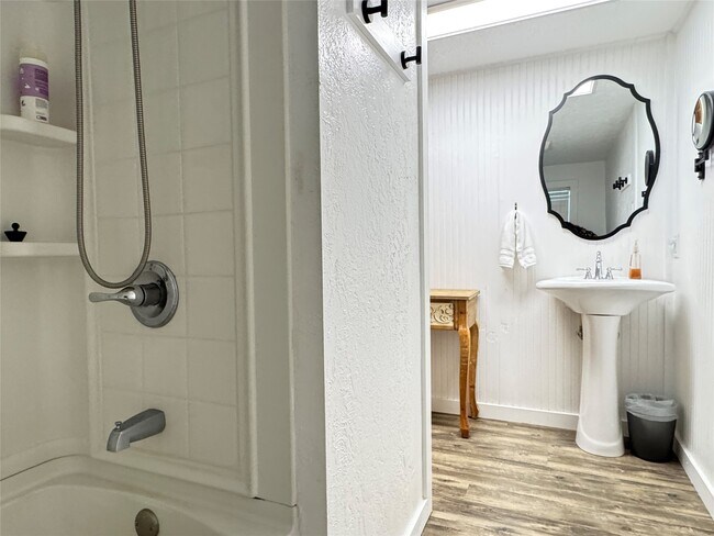 Building Photo - 879 Christmas Rd