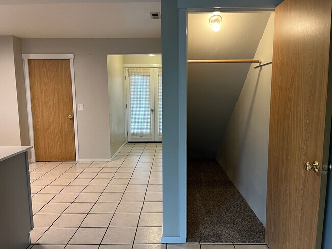 Building Photo - 3 Bed, 2 Bath Home- Fenced Back Yard!