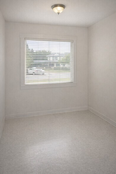 Dining nook off kitchen - 2000 Iron St