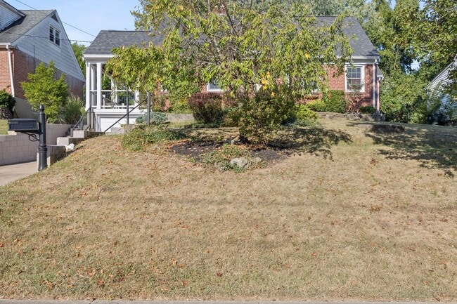 Building Photo - ANDERSON- Charming 4 bedroom 2 bath with fenced backyard