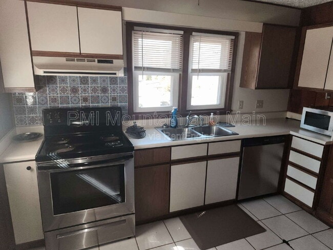 Building Photo - 2 Woodlands Dr