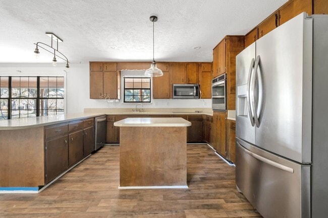 Building Photo - 5 bed 2.5 bath home with acreage