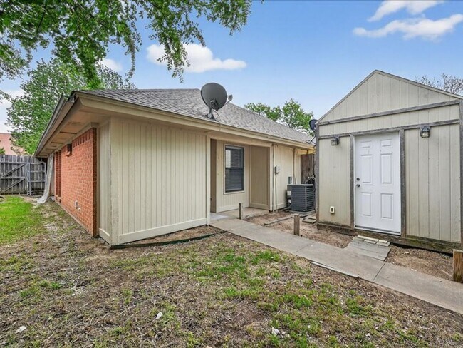 Building Photo - 2 bedroom 2bathroom Duplex Arlington 76017