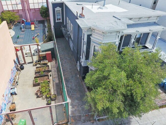 Building Photo - 807 Treat Ave
