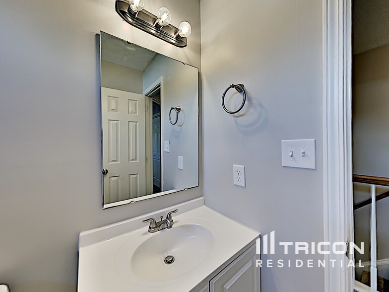 Building Photo - 7504 Axis Ct