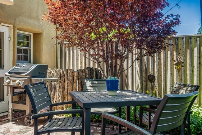 Building Photo - 573 W San Francisco St