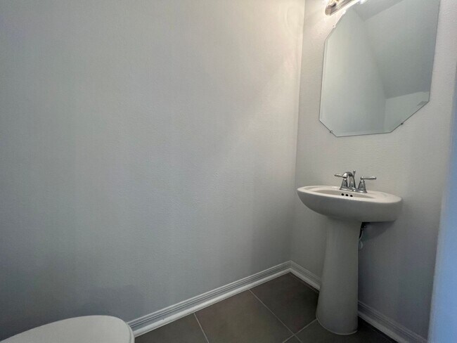 Building Photo - Beautiful 3 bedroom 2.5 bath Townhome!