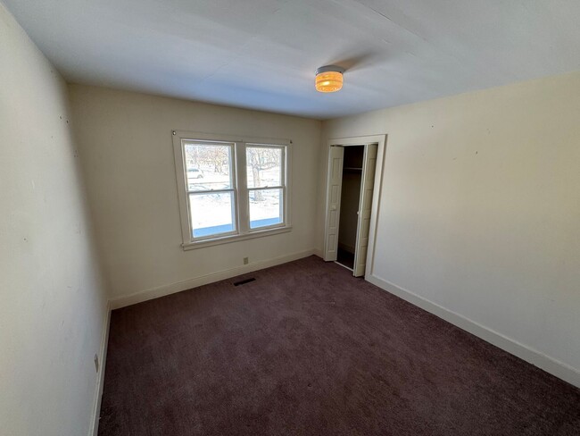 Building Photo - $749 - 2 bed 1 bath - Single Family Home