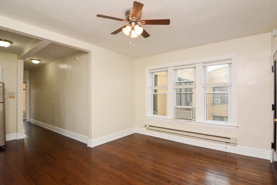 Building Photo - 3819.5 N Greenview Ave