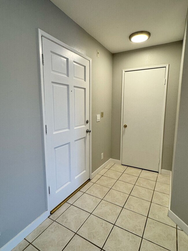 Building Photo - 1200 Gaviota Ave