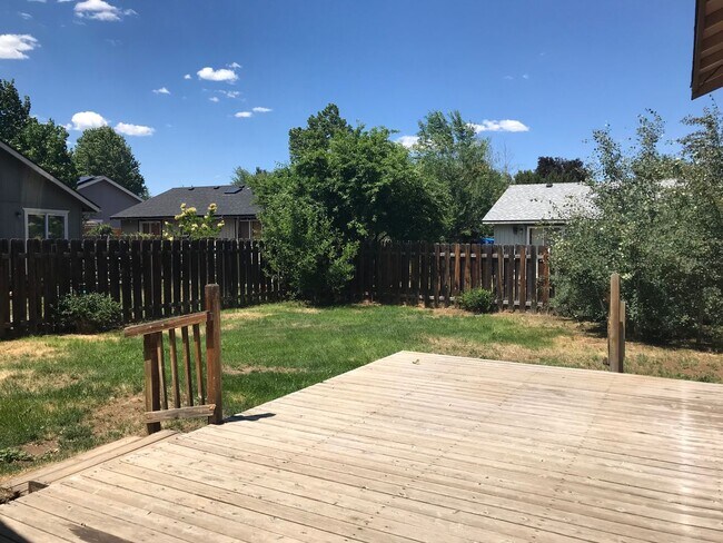 Building Photo - Single level home in NE Bend with huge yard!