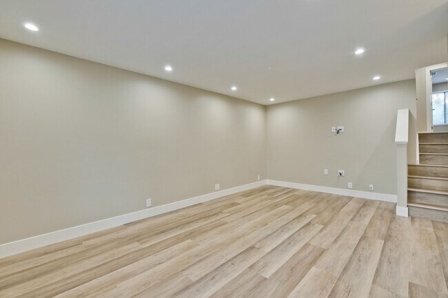 Building Photo - Stunning Modern Almost New Condo, Pets Welcome!