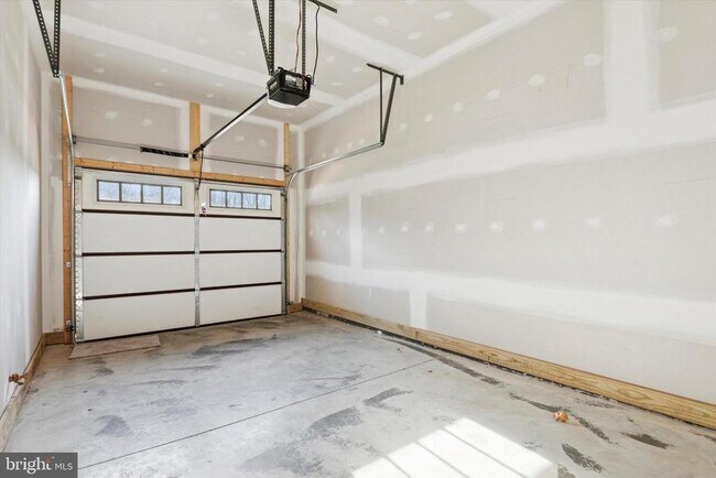 Building Photo - 122 Silversmith Rd