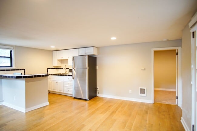 Building Photo - Look and Lease Special! Adorable & Cozy NW 1 Bdr w/Fireplace + Hardwoods!