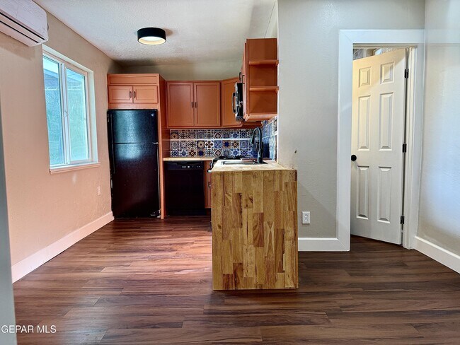 Building Photo - 2929 Grant Ave