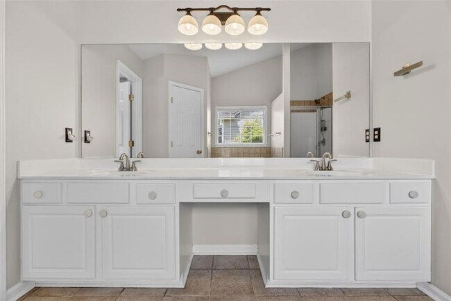 Building Photo - 2885 Stonehenge Ct