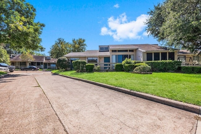 Building Photo - 49 April Point Dr N