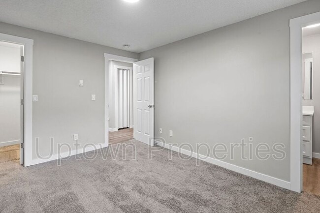 Building Photo - 5660 SW 180th Ave
