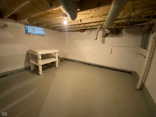 Building Photo - 1464 N Gladstone Ave