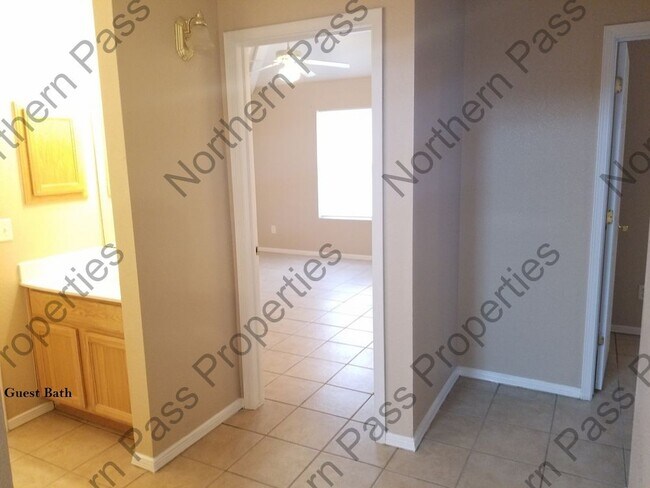 Building Photo - 3 Bedroom Duplex Move in Special