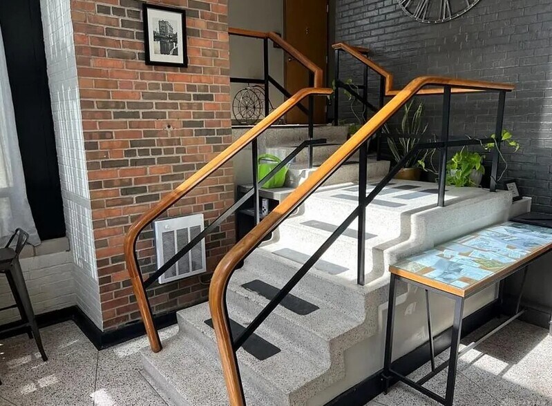 Building Photo - 207 E 6th St