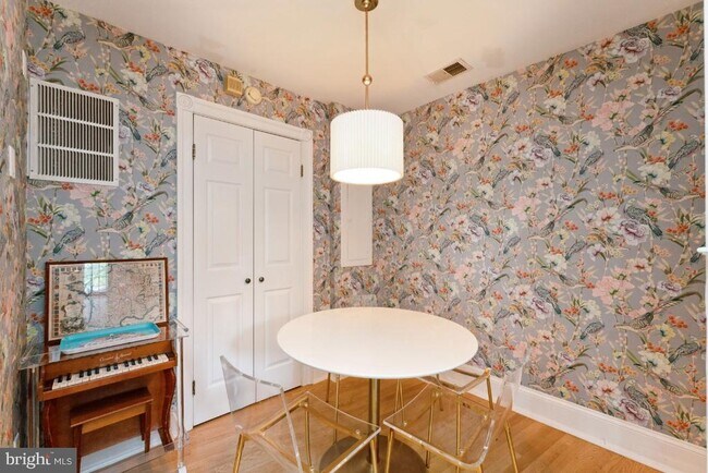 Building Photo - 902 D St SE