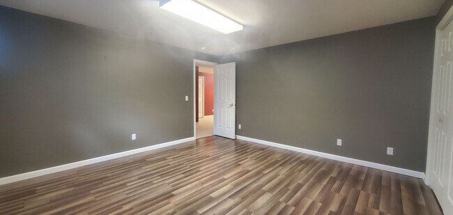 Building Photo - Large 5 bedroom home in Briarwood