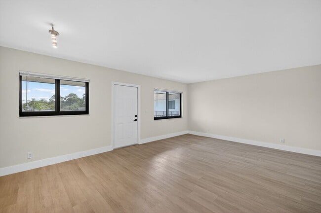 Building Photo - 615 NE 26th St