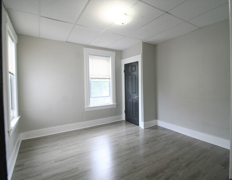Building Photo - 467 Hevey St