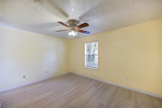 Building Photo - 6227 S Pinesap Dr