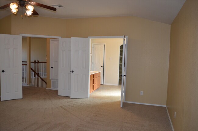 Building Photo - HUGE 5 BEDROOM HOME IN SAVANNAH HEIGHTS!