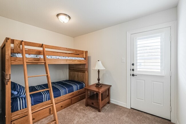 Building Photo - Furnished 3BR 3 Story Townhome