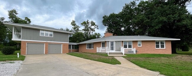 Primary Photo - Spacious 2-Bed 1-Bath House