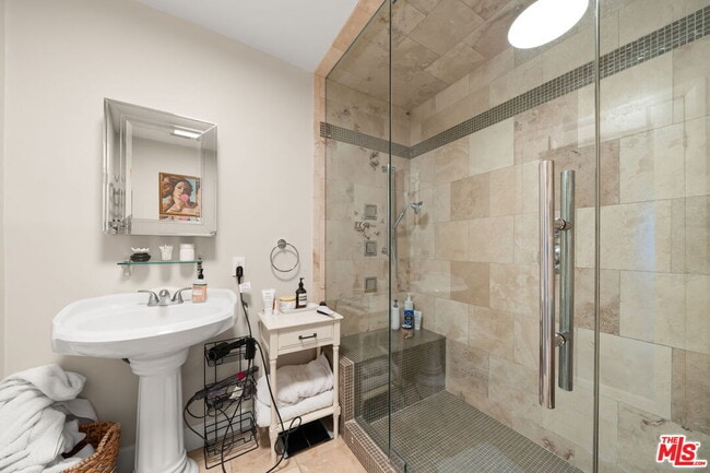 Building Photo - 962 S Plymouth Blvd