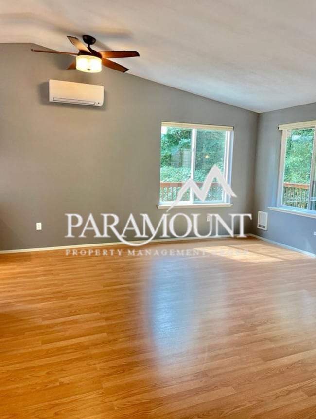 Building Photo - Charming 3-Bedroom Duplex Near Southworth ...