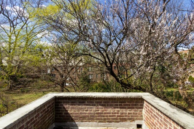 Building Photo - 2 bedroom in SUNNYSIDE NY 11104