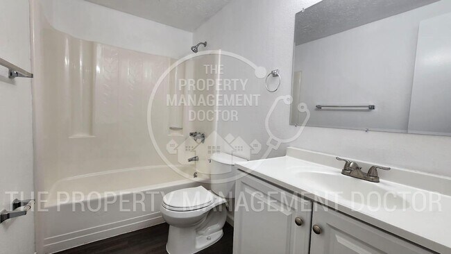 Building Photo - 4BR/2.5BA Tampa Home | Dual Kitchen Areas, Private Bedroom & Fresh Updates