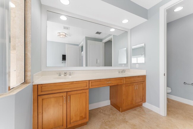 Building Photo - 604 NE Francesca Ln