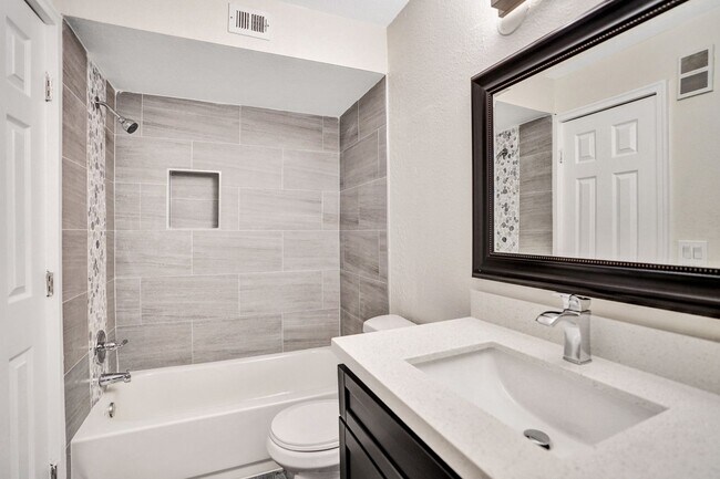 Building Photo - 2BED/1BATH renovated apartment ready to MO...