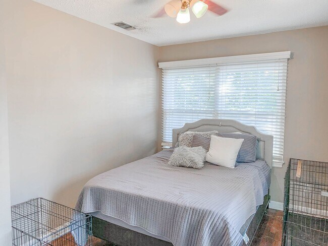 Building Photo - Pre-Leasing - 2-Bedroom Minutes from Texas...