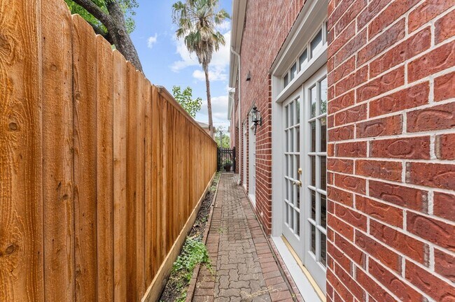 Building Photo - 2222 Nantucket Dr