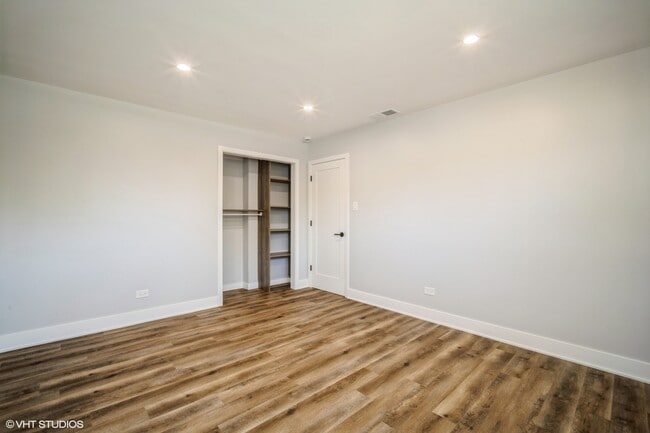 Building Photo - 648 Oakwood Ct