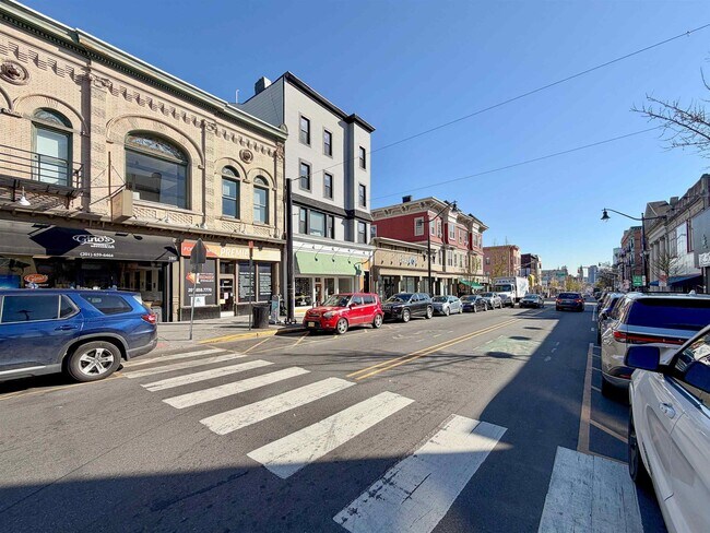 Building Photo - 118 Bowers St