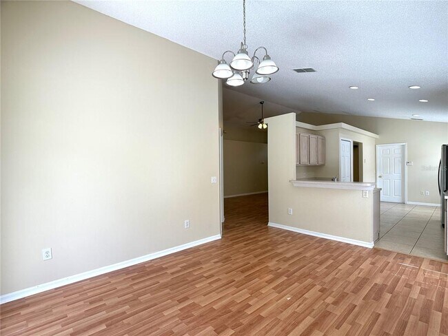 Building Photo - 526 Pine Cone Dr