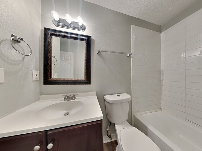 Building Photo - Updated 3BR/2BA Home in North Tampa – Mode...