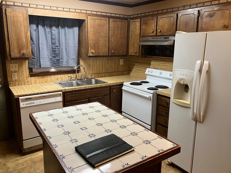 Building Photo - Room in Duplex on Vonda Ln SW