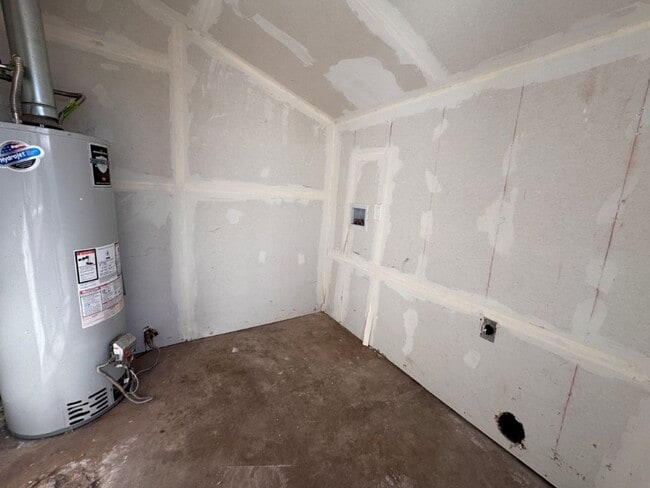 Building Photo - 2 bed 1 bath in OKC! New paint and ready for move in!