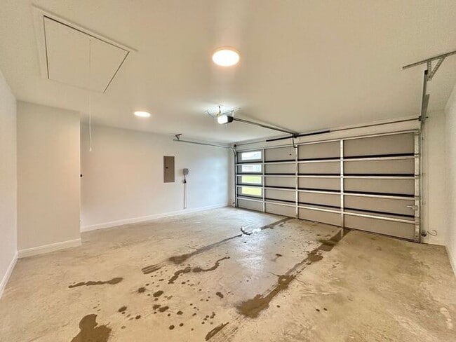 Building Photo - Available Now! Luxurious 3 Bedroom 2 Bath ...